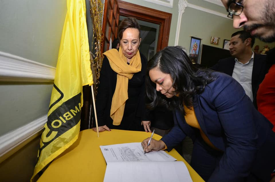 Beatriz Mojica se registra como precandidata al Senado por el PRD