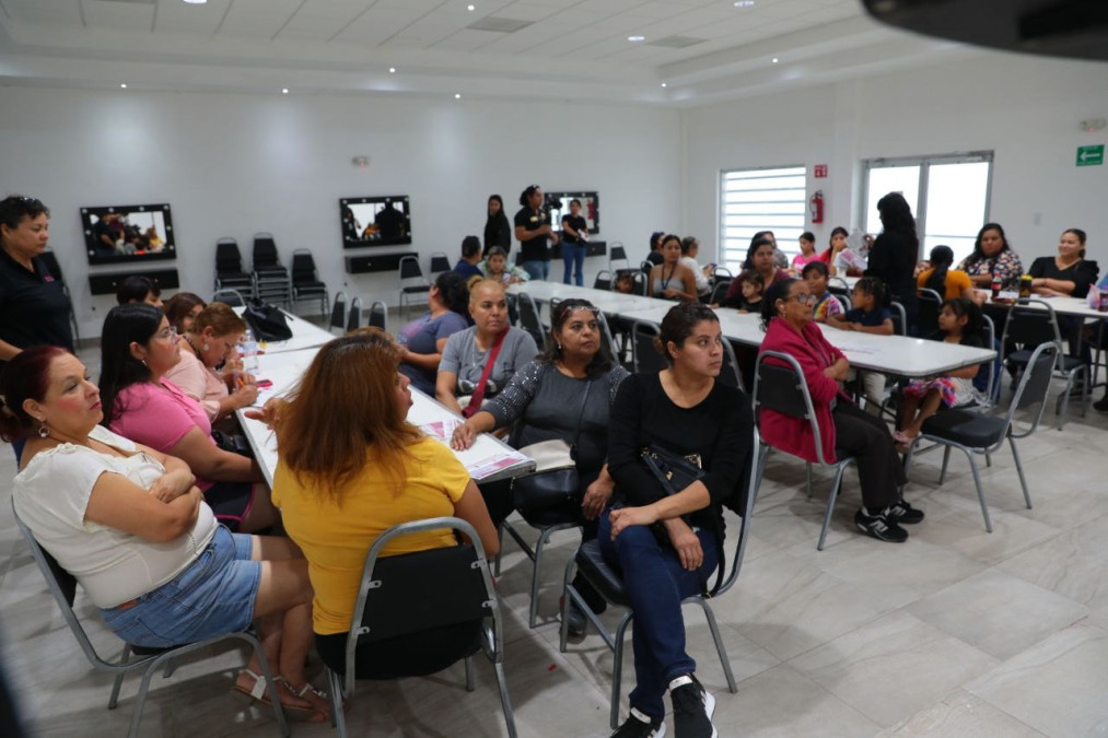 Reciben mujeres neolaredenses pláticas sobre violencia de género