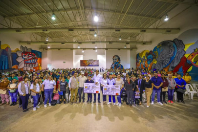 Impulsa Carlos Peña Ortiz apoyos a la educación con entrega de Becas Rita Cetina