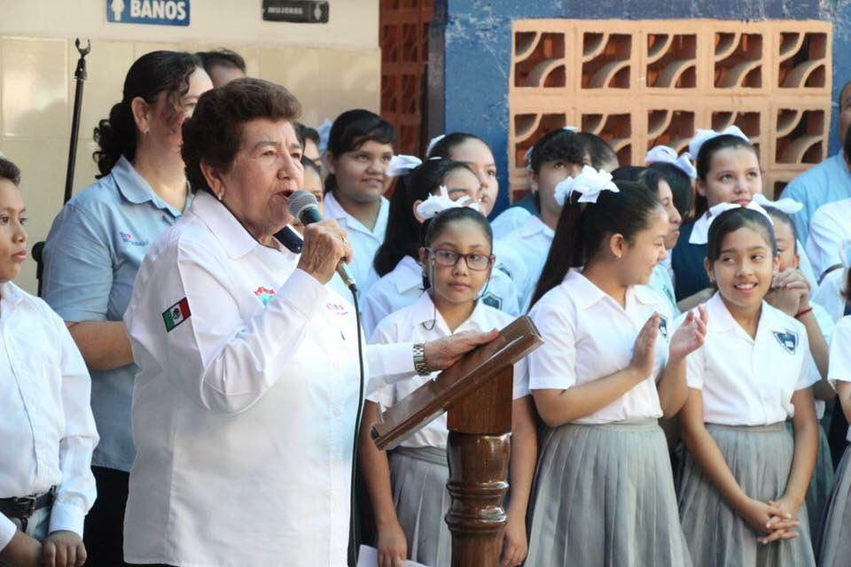 Anuncia alcaldesa construcción de techumbre en escuela