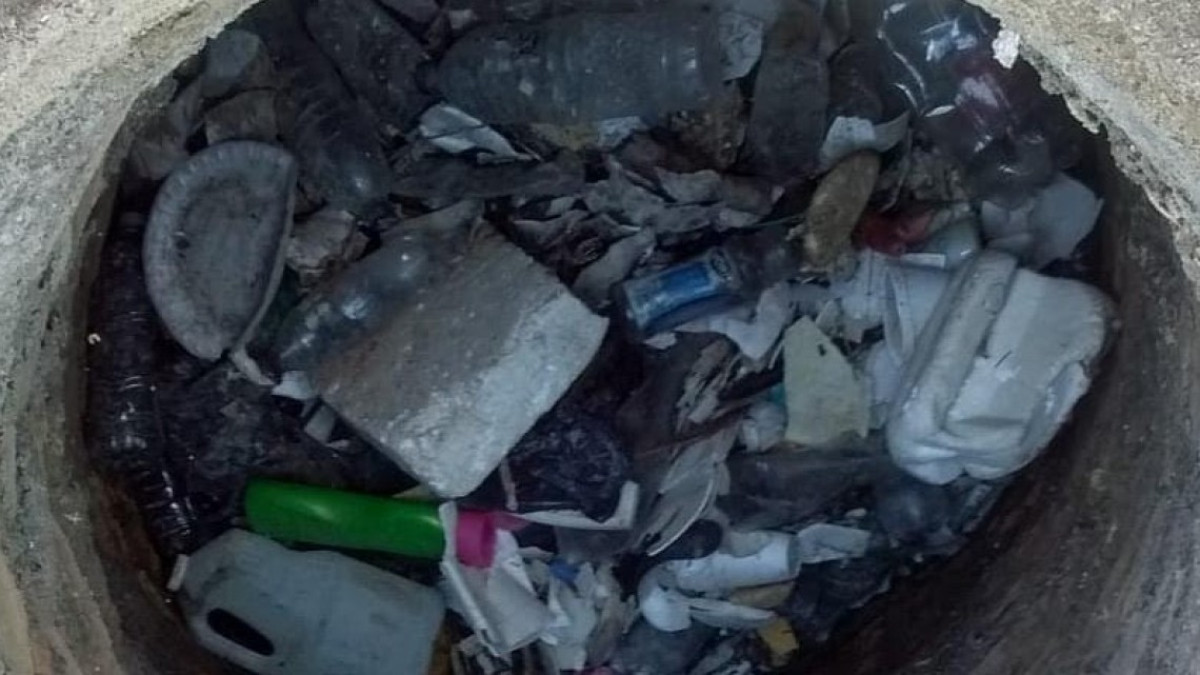 Desechos obstruyen servicio de alcantarillado