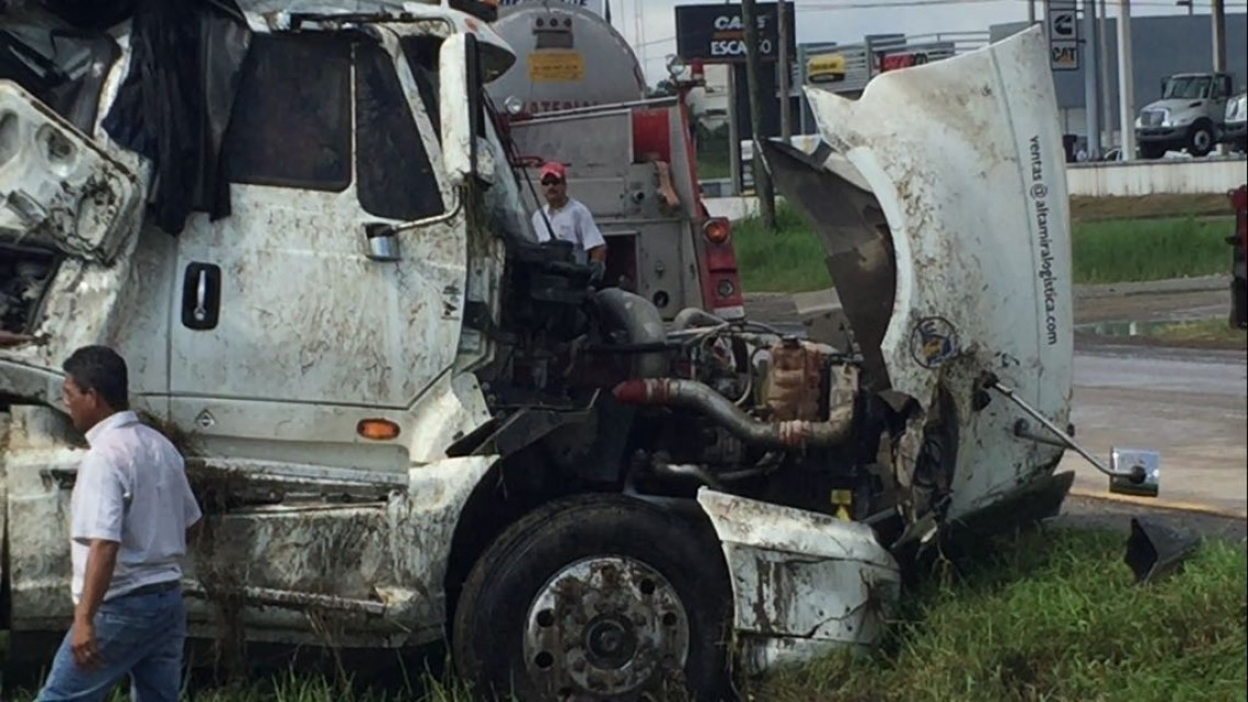 Daños materiales, deja volcadura de tractocamión cerca del puerto de Altamira