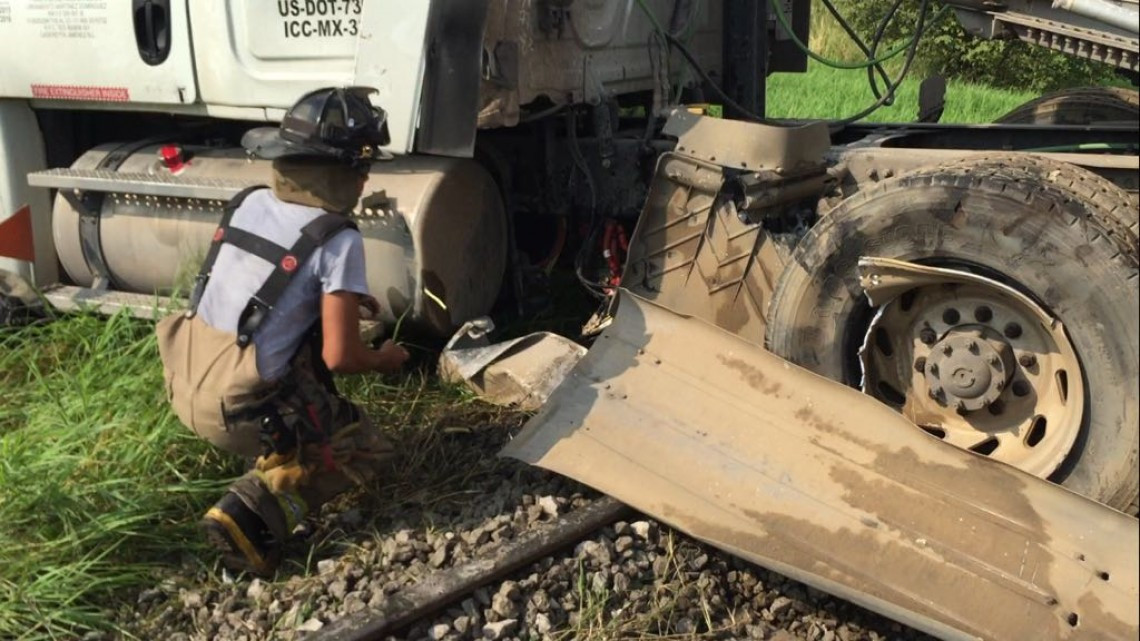 Tren embiste tráiler que transportaba material flamable
