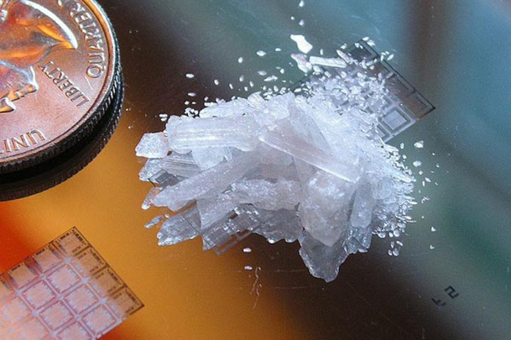 Hombre viola reglamento de tránsito y es detenido por posesión droga