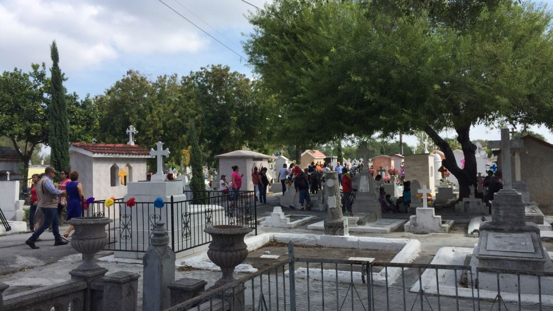 Cientos de personas visitan el panteón los tomates