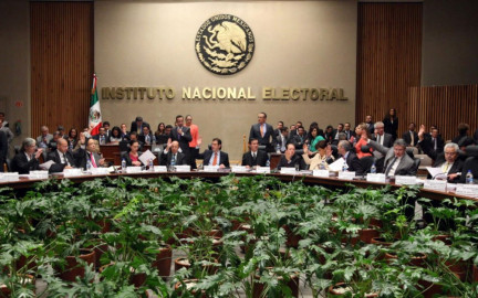 Aspirantes entregan ante INE gastos por 12.2 mdp