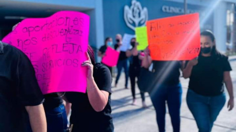 Maestros protestan con ataúd frente al ISSSTE por mal servicio