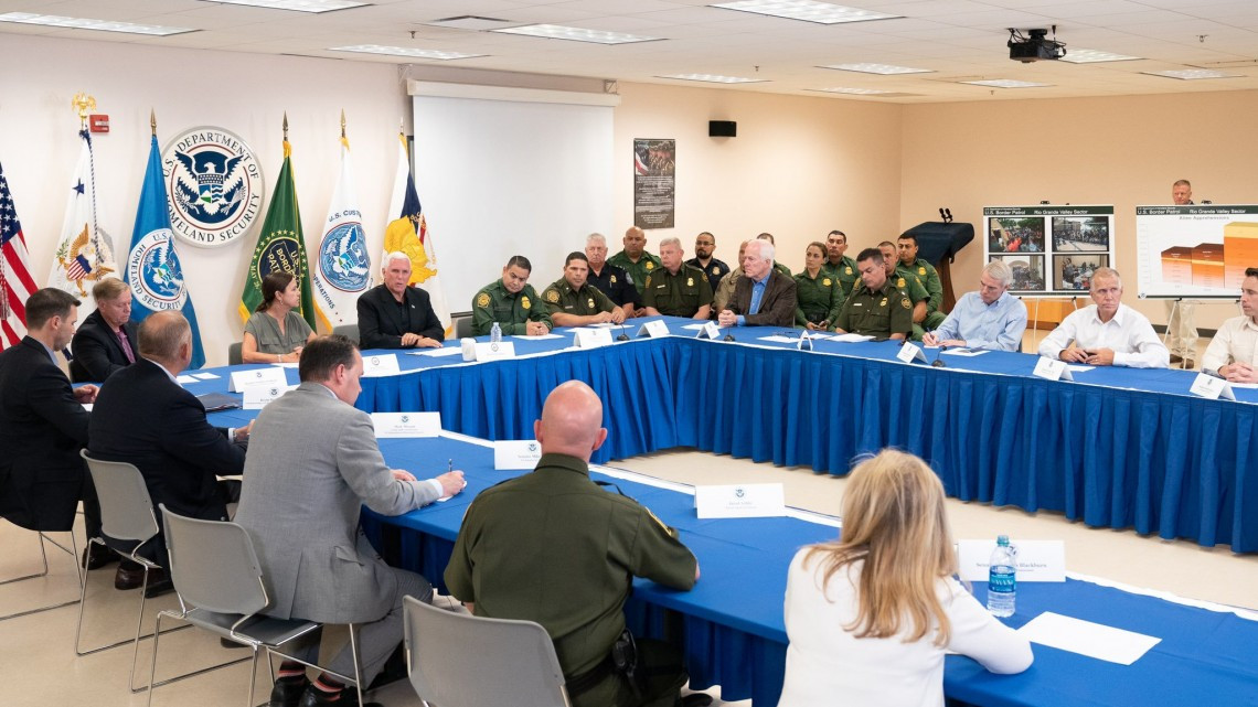 Mike Pence visita McAllen, Texas para atender crisis migratoria