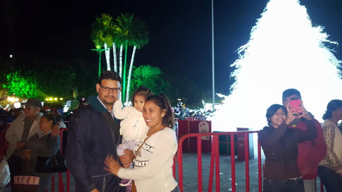 Disfrutan matamorenses de desfile y encendido de pino