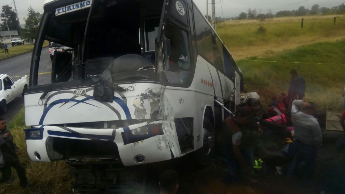 Choque entre camión con jugadores y tren deja dos muertos en Jalisco 