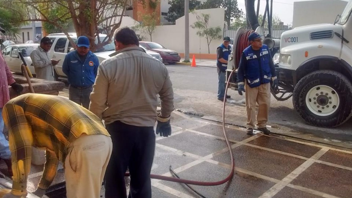 Comapa trabaja con equipo vactor