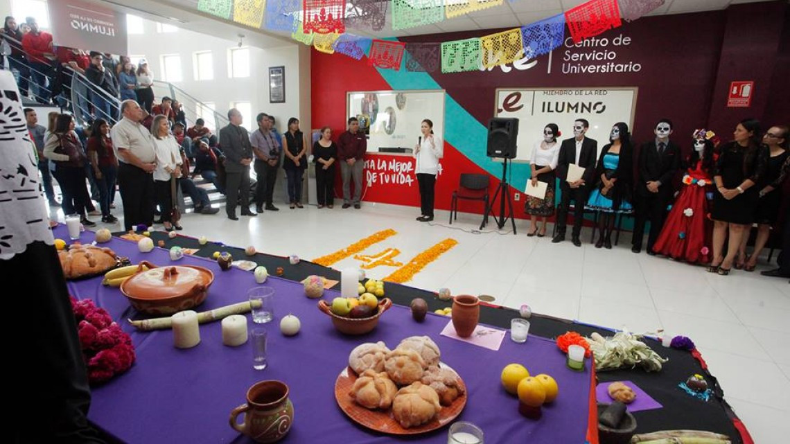 Pdta. del DIF realiza recorrido de altares