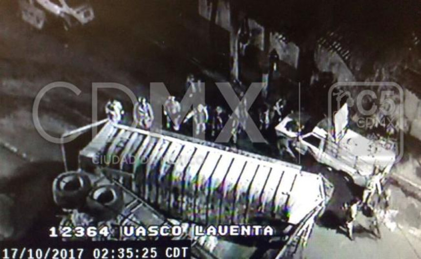 Vuelca tráiler en CDMX