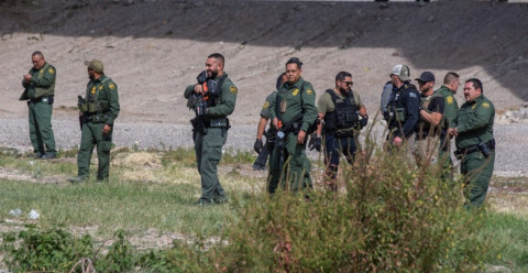 Elementos de la Patrulla Fronteriza dispersa a migrantes en Tx con proyectiles no letales