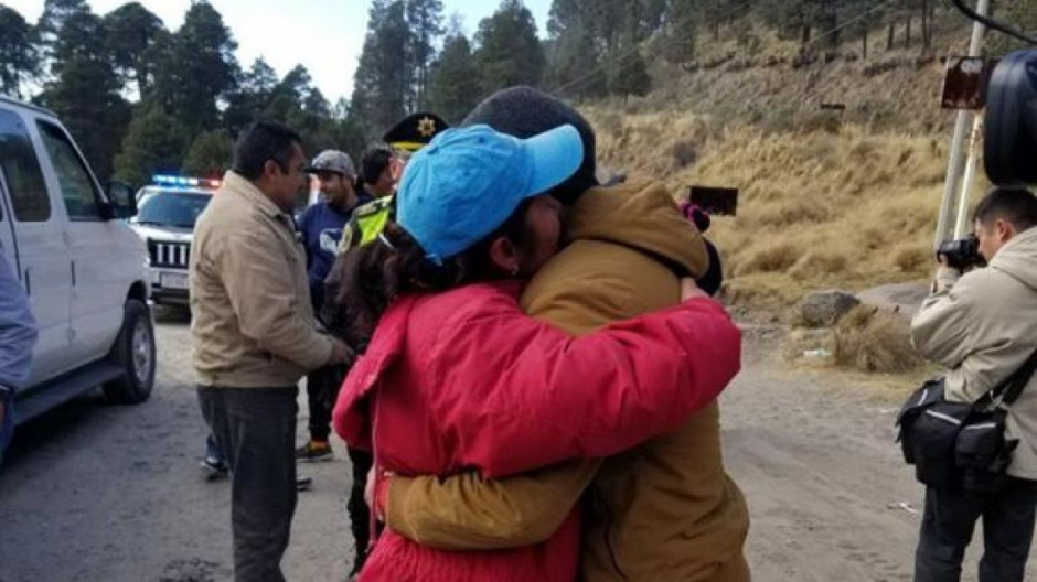 Tras 18 horas, rescatan a 4 jóvenes en el Nevado de Toluca