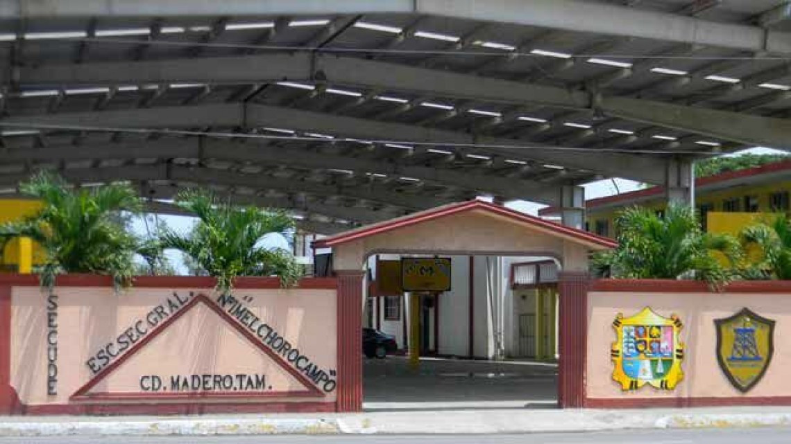 Rompen 17 vidrios de varios salones de secundaria