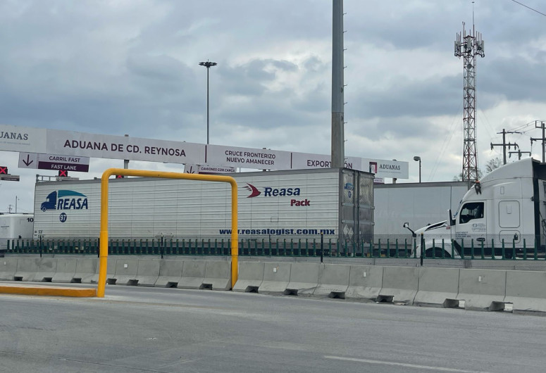Traileros enfrentan espera de hasta un día para cruzar en puente Pharr