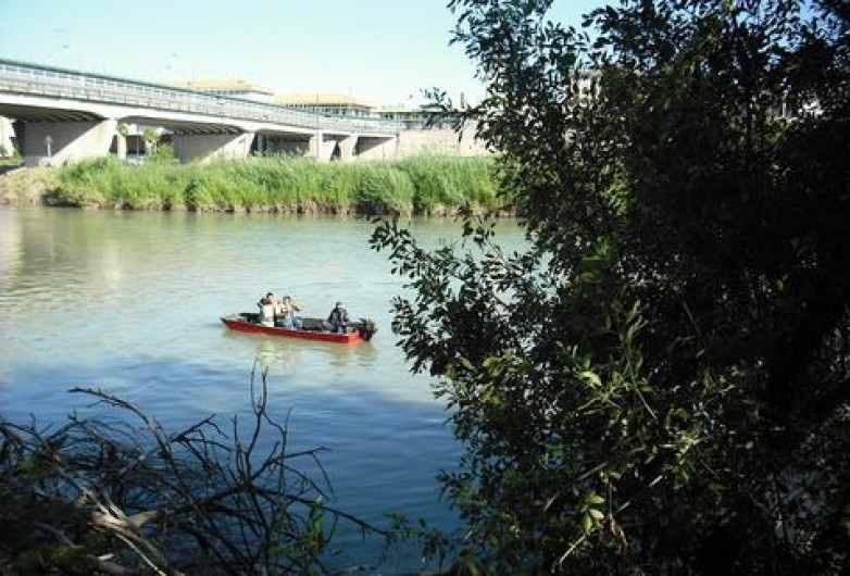 Rescatan a cinco guatemaltecos en el Río Bravo