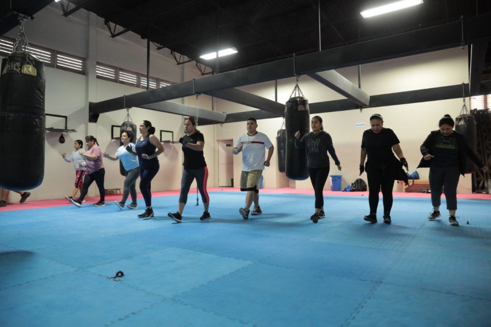 Acuden ciudadanos a clases gratuitas de Cardio Box 