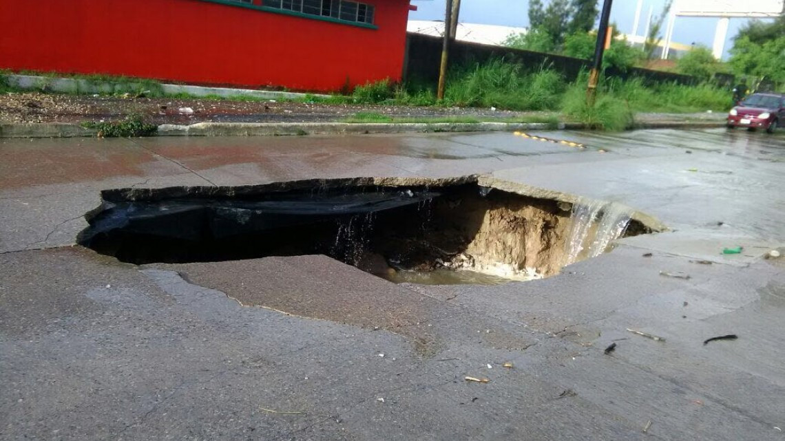Lluvia genera socavón en Madero