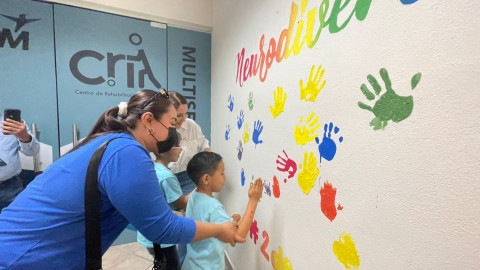 Niños y niñas autistas pintan mural para concientizar reynosenses