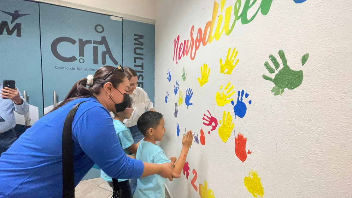 Niños y niñas autistas pintan mural para concientizar reynosenses