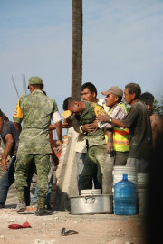 Conoce esposo y padre de víctimas de sismo a soldado que las rescató
