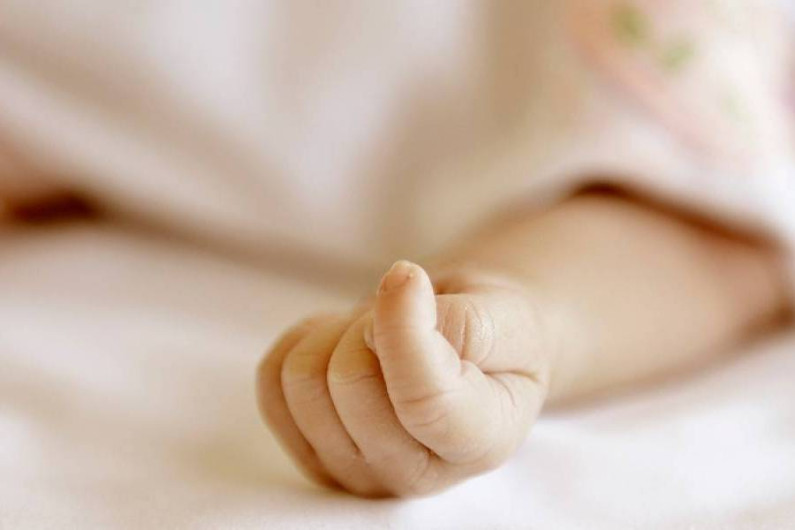 Bebé en estado crítico tras intentar cruzar a EU