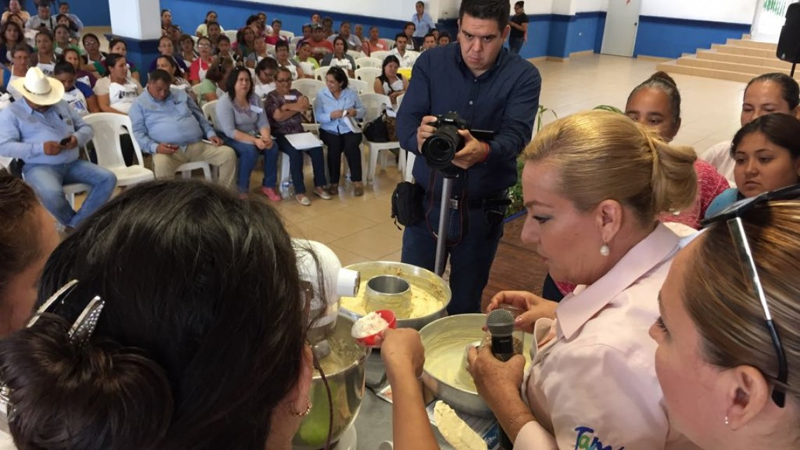 Alcaldesa da curso de repostería a mujeres emprendedoras