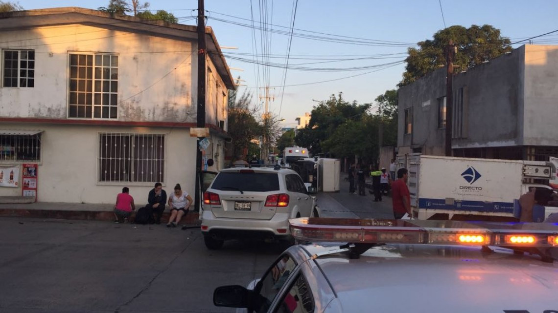 Exceso de velocidad genera volcadura en calle secundaria