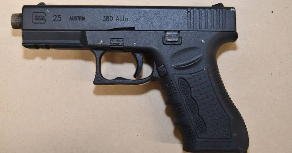 Niño encuentra arma en vehículo y dispara a madre y hermana