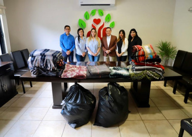 Facultad de Derecho dona cobijas y ropa de invierno al DIF Altamira