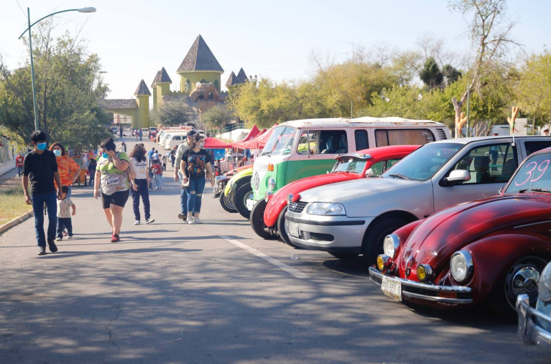 Más de 100 vehículos se exhibieron en la “Navidad Vochera”