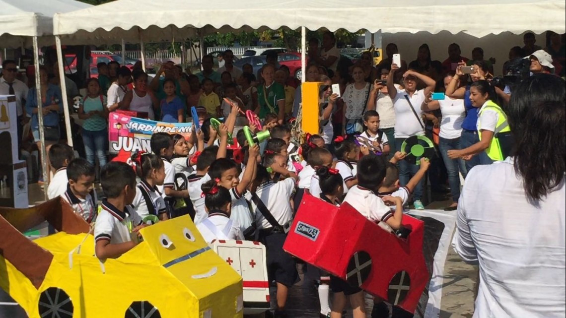 Niños de educación básica, demuestran lo aprendido en el tema de vialidad.