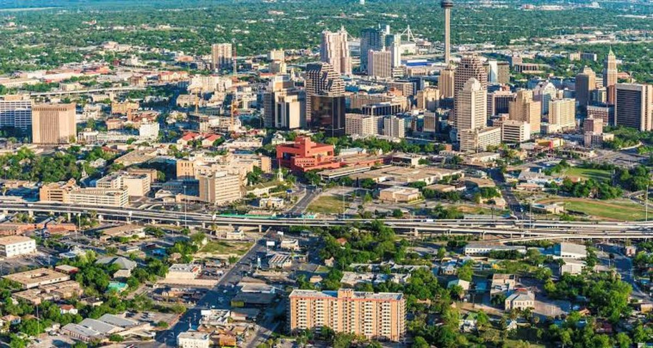 Mujer acusada de homicidio después de presuntamente disparar a policía