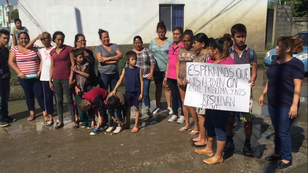 Exigen colonos solución a problema de aguas negras