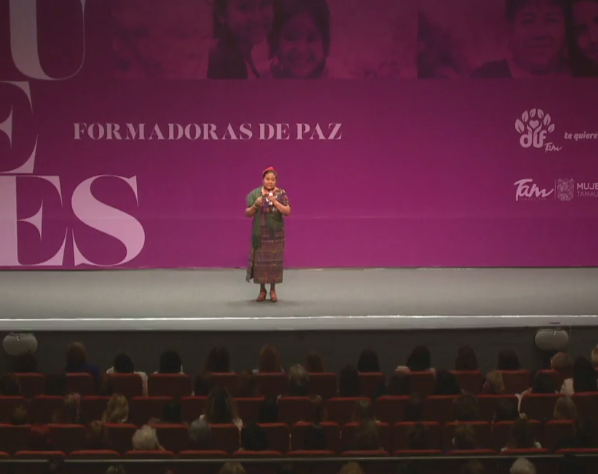 Lleva DIF Tamaulipas a Rigoberta Menchú a conferencia en Reynosa