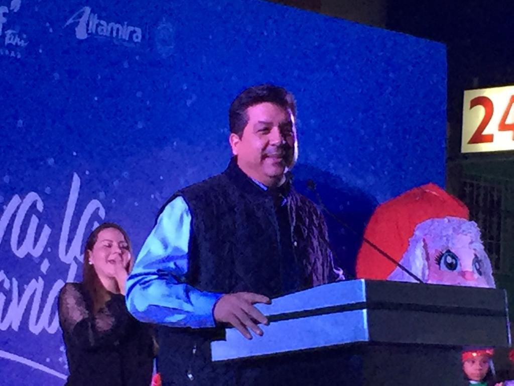 Altamira vive su Navidad con el encendido del pino monumental