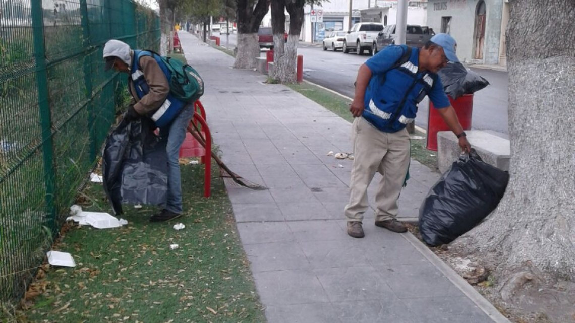 Realizan cuadrillas de SPP limpieza de plazas públicas
