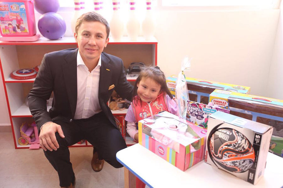 “GGG” entrega juguetes en la CDMX 
