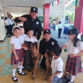 Brea y Lucky, protagonistas de una jornada cívica con estudiantes de Victoria