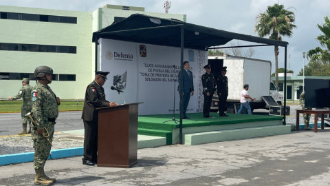 Jóvenes conscriptos juran lealtad a la bandera en ceremonia conmemorativa del 5 de Mayo