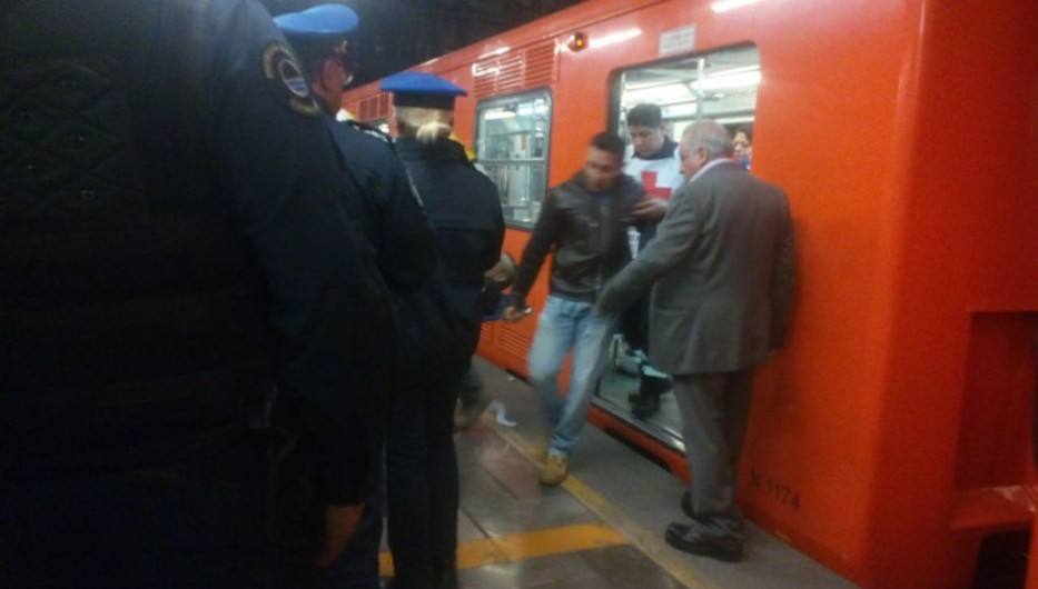 Riña en el Metro deja un herido con arma de fuego