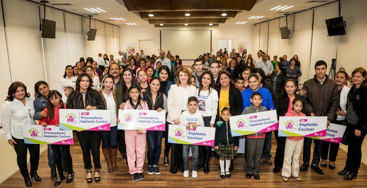Entrega DIF apoyos auditivos a niñas, niños y adolescentes
