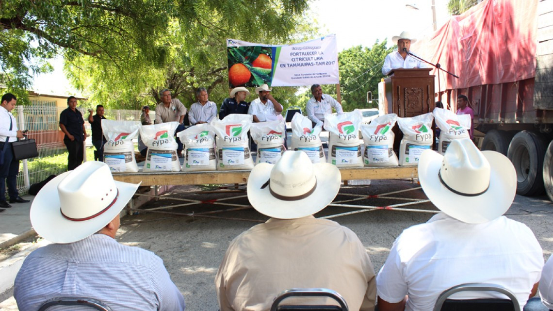 Entregan fertilizante granulado a citricultores de Padilla e Hidalgo