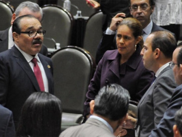 Detienen diputados sesión hasta el jueves