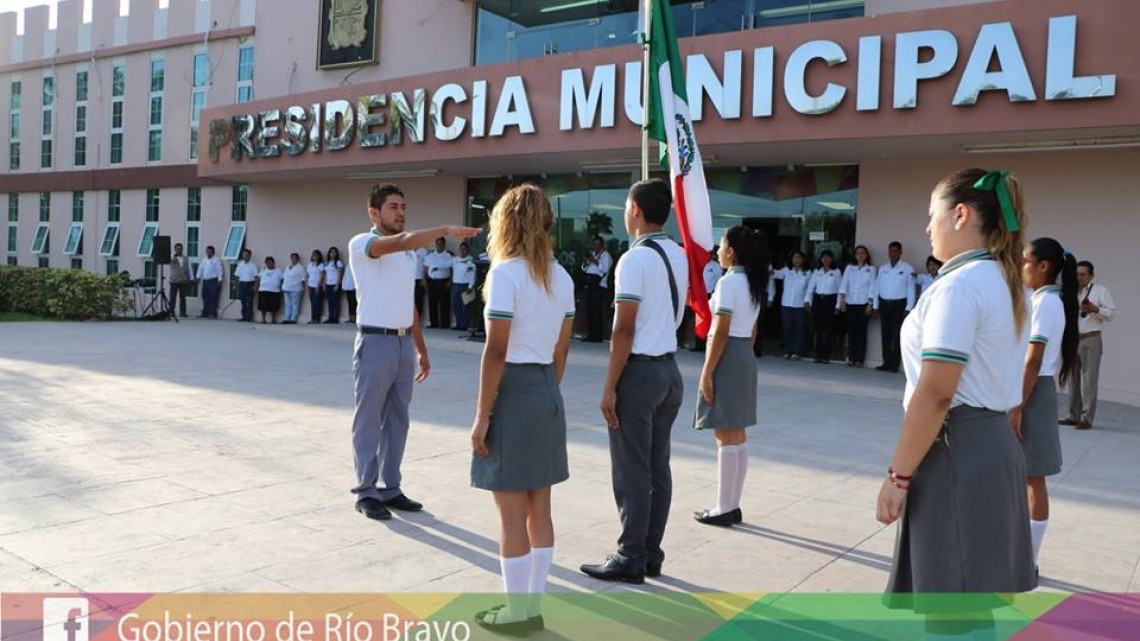 Realizan abanderamiento en Presidencia Municipal