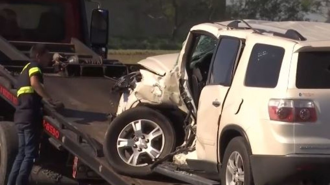 Un muerto deja aparatoso choque de camión 