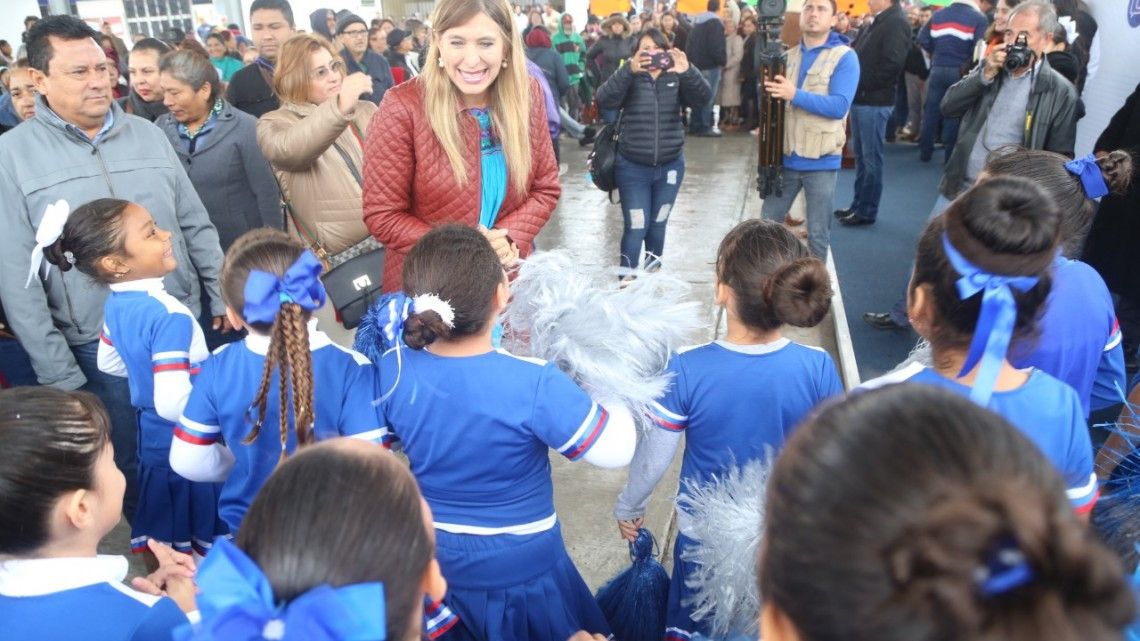 Maki recibe a ciudadanos en Lomas de Valle Alto
