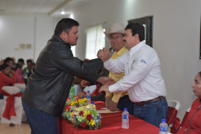 Festeja Presidente Municipal con Habitante de Santa Apolonia